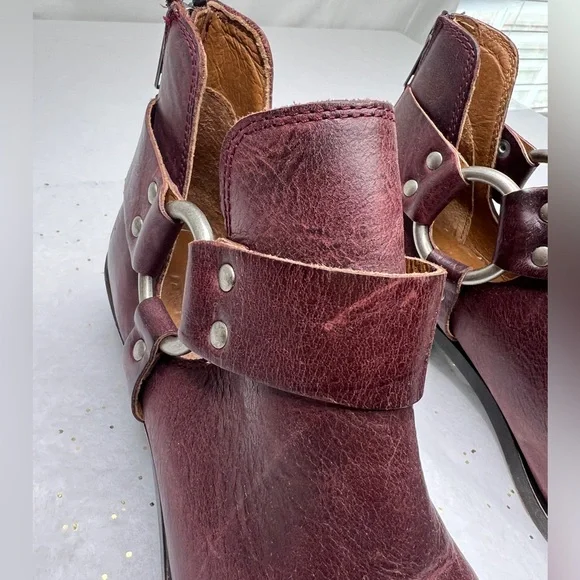 FRYE Ray Harness Back Zip Boots size 8.5 Burgundy leather ankle boot with buckle - Picture 2 of 12